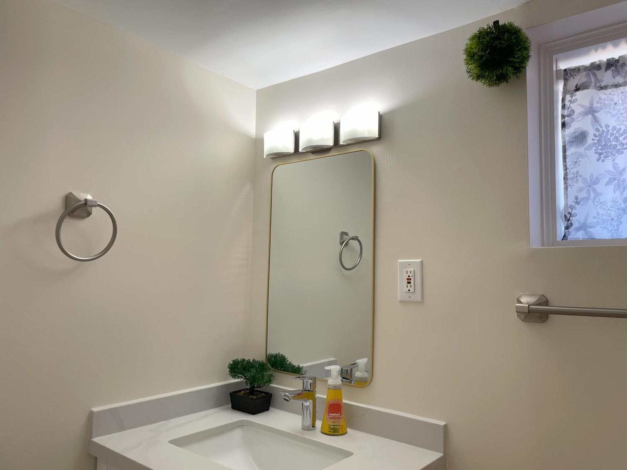 Newly-Renovated 3Br House, 12 Minutes To Airport Apartment Toronto Luaran gambar